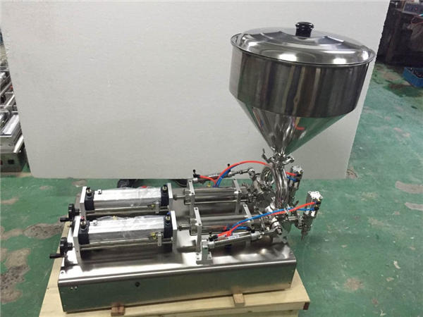 Udbredte dobbelthoveder Fyldemaskine med jordbærsyltetøj