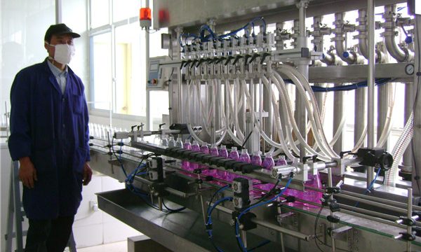 おおうことの自動回転式びんの液体の充填機